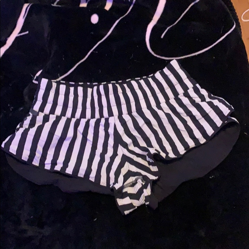 Reversible lulu lemon 2.5 hotty hot shorts size 4